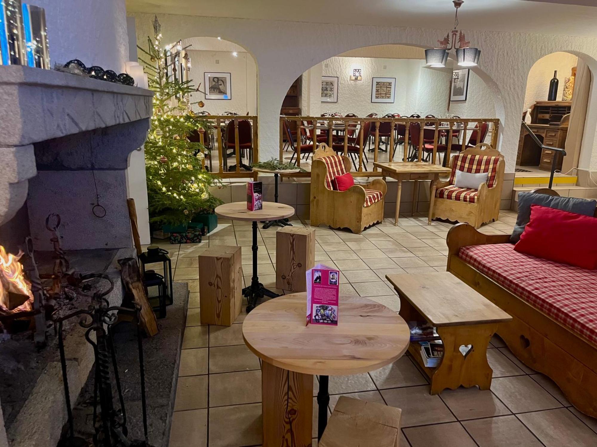 Hotel Restaurant Le Clos Besse-et-Saint-Anastaise Exterior foto